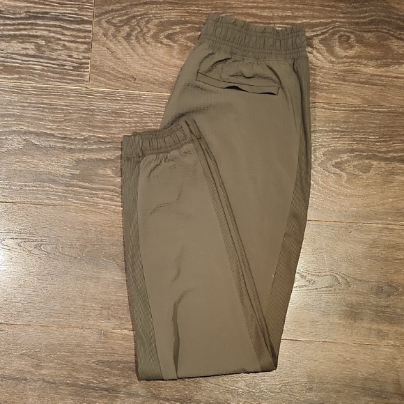 ❤️ NWOT! ATHLETA GREEN TEXTURED BROOKLYN JOGGERS, HIGH RISE, 4 - Picture 14 of 15